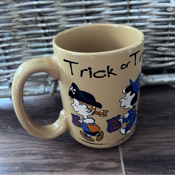 Snoopy and Friends Trick or Treat coffee mug. Halloween - Picture 2 of 6